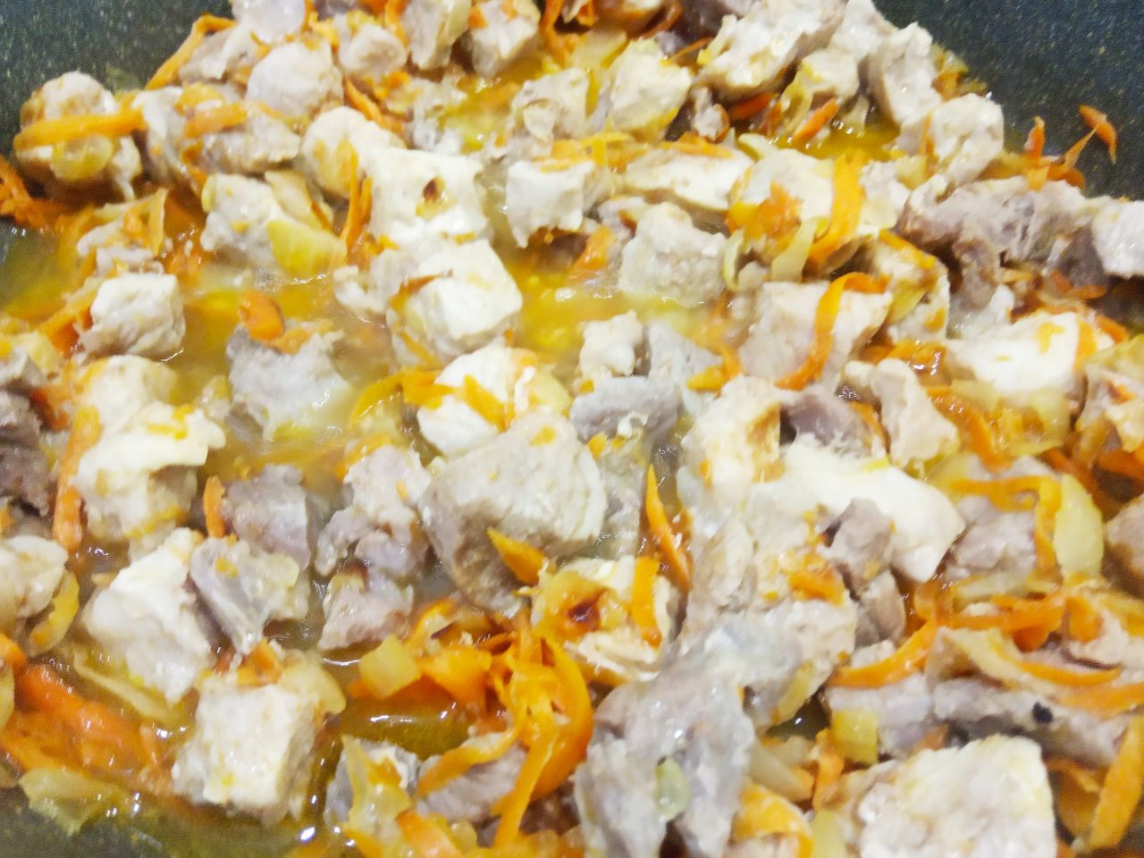 Бурый рис с мясом, в мультиварке: Кладем кусочки свинины, солим и перчим по вкусу, перемешиваем, накрываем крышкой и на небольшом огне