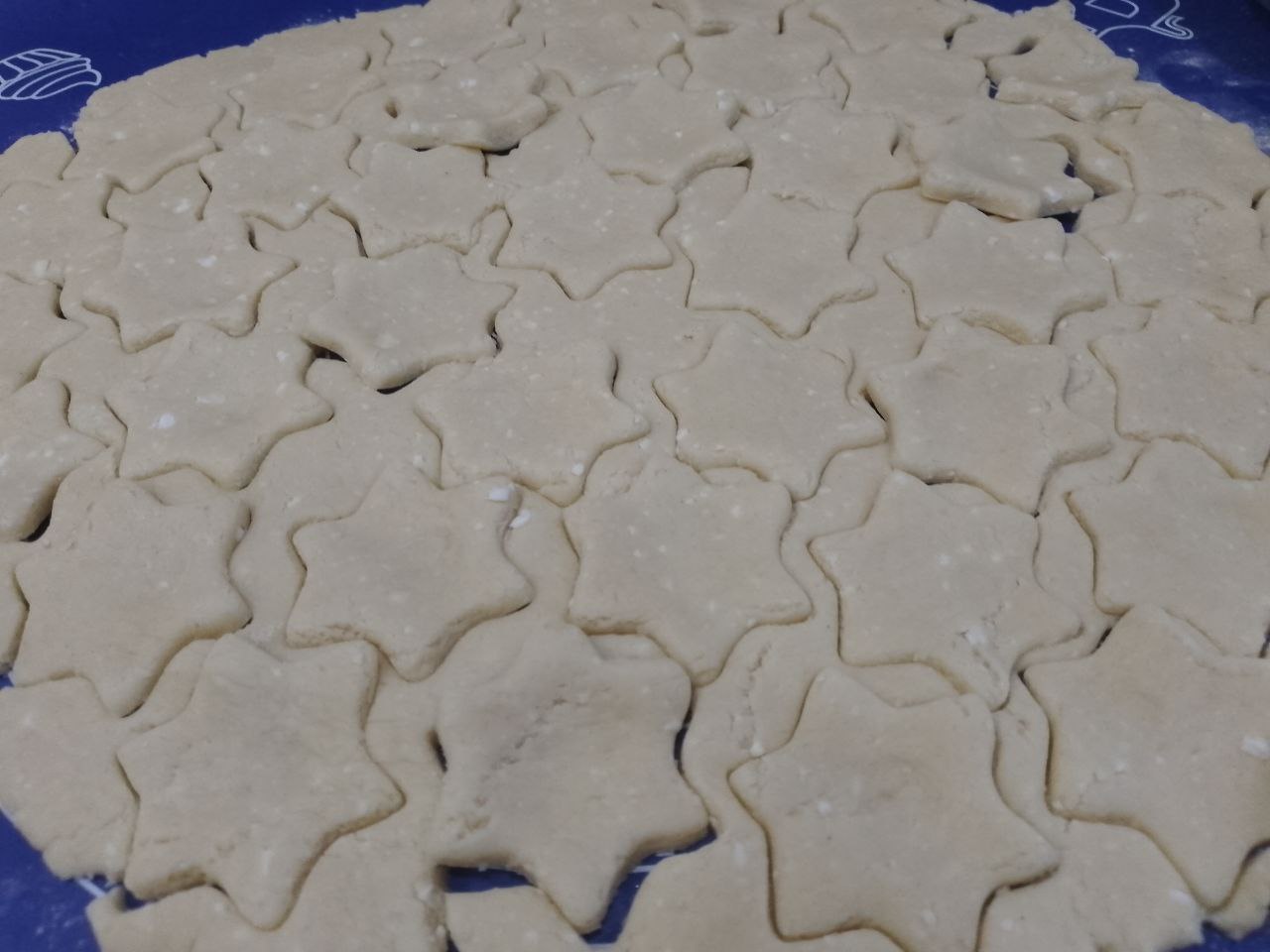Домашнее печенье из творога и рисовой муки, с начинкой из вареного сгущенного молока: Тесто раскатываем тонким листом и формочкой вырезаем печенье.