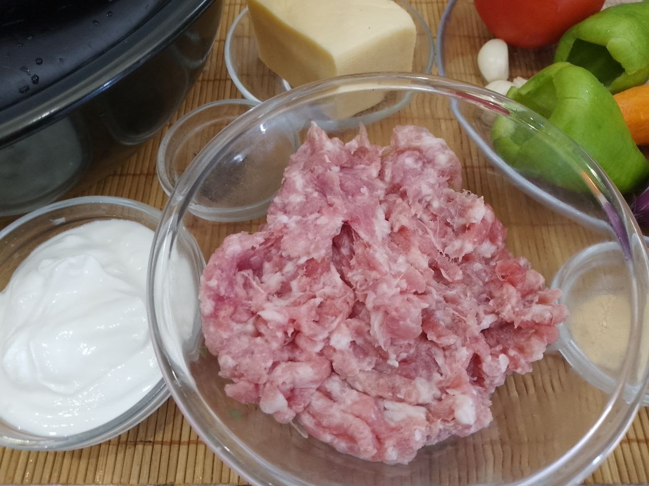 Запеченные в духовке, баклажаны с овощами, фаршем и сыром