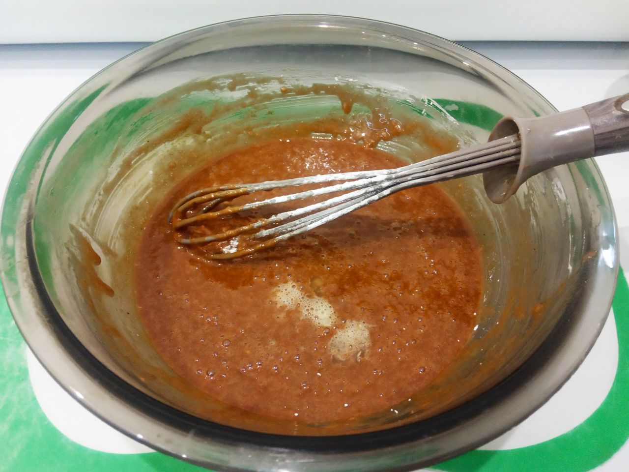 Кофейное печенье, рассыпчатое и песочное: Соду соединяем с лимонным соком, размешиваем и выливаем в смесь.