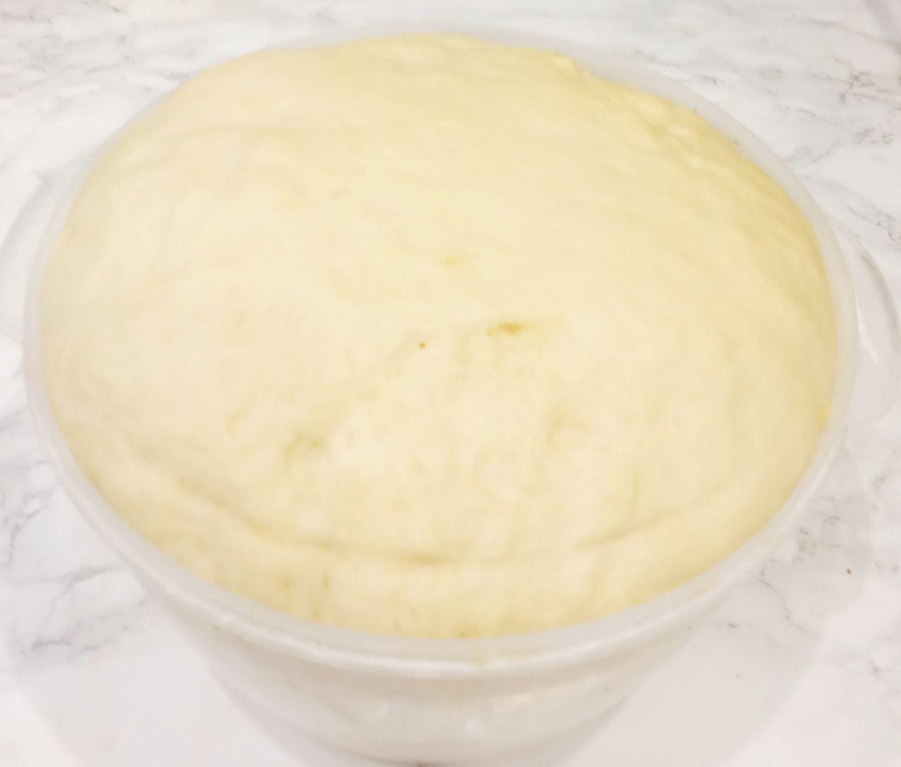 Воздушные и аппетитные рогалики с черносливом или курагой, просто и вкусно: Когда тесто увеличится в объеме вдвое или втрое, разделяем на небольшие части.