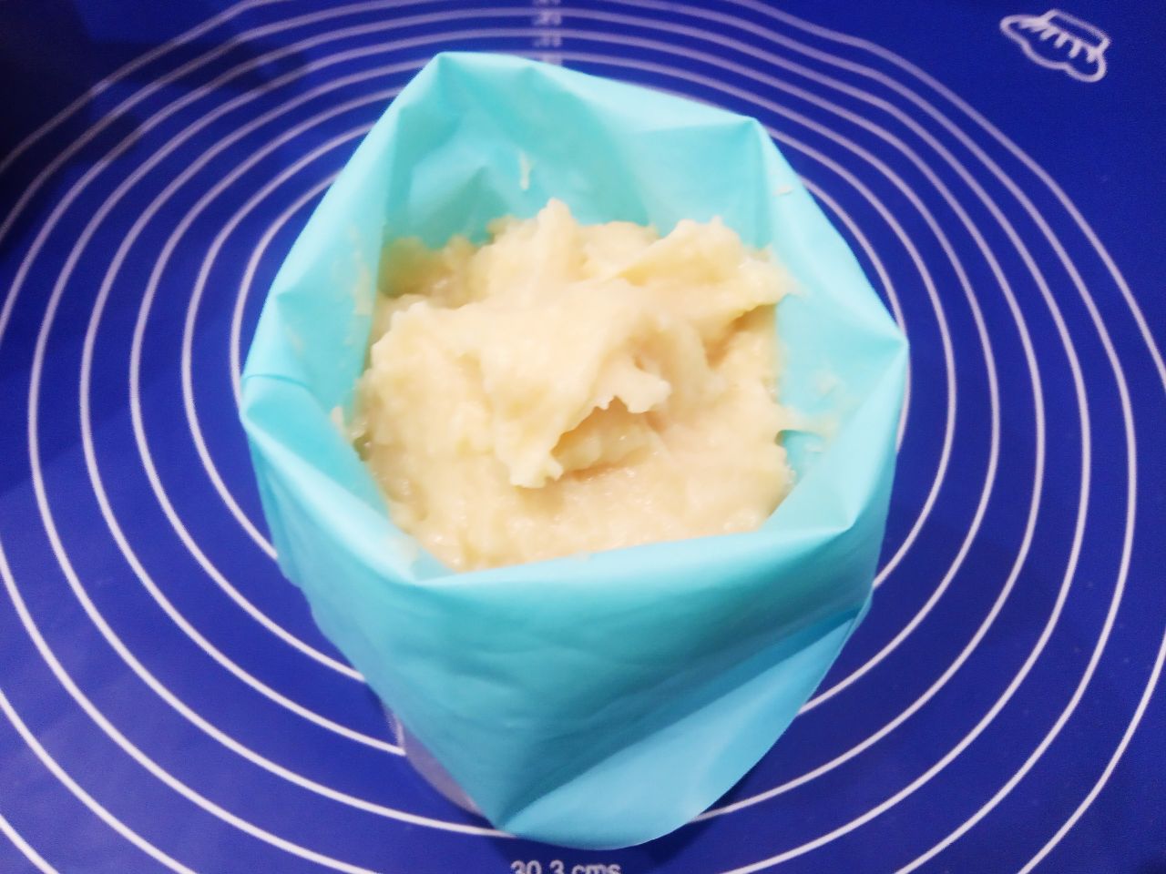 Заварные пирожные с масляным кремом, вкусные и аппетитные: Противень накрываем пергаментом и с помощью кондитерского мешка заварное тесто выпускаем в виде палочек на