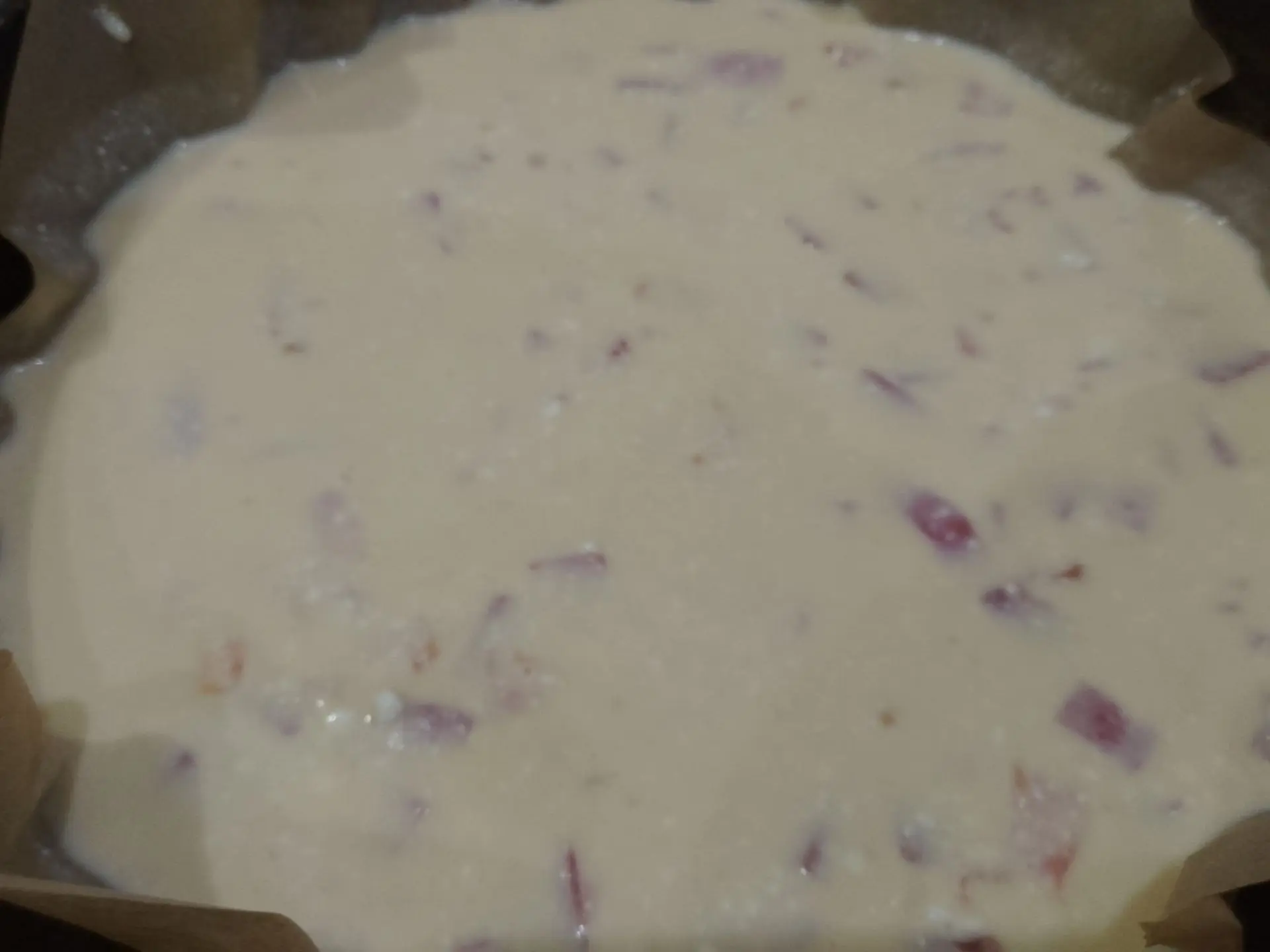 Вкусный завтрак из яиц, творога, помидоров и колбасы или ветчины: Выливаем смесь к помидорам и накрываем крышкой. Готовим на медленном огне до готовности, омлет сверху должен