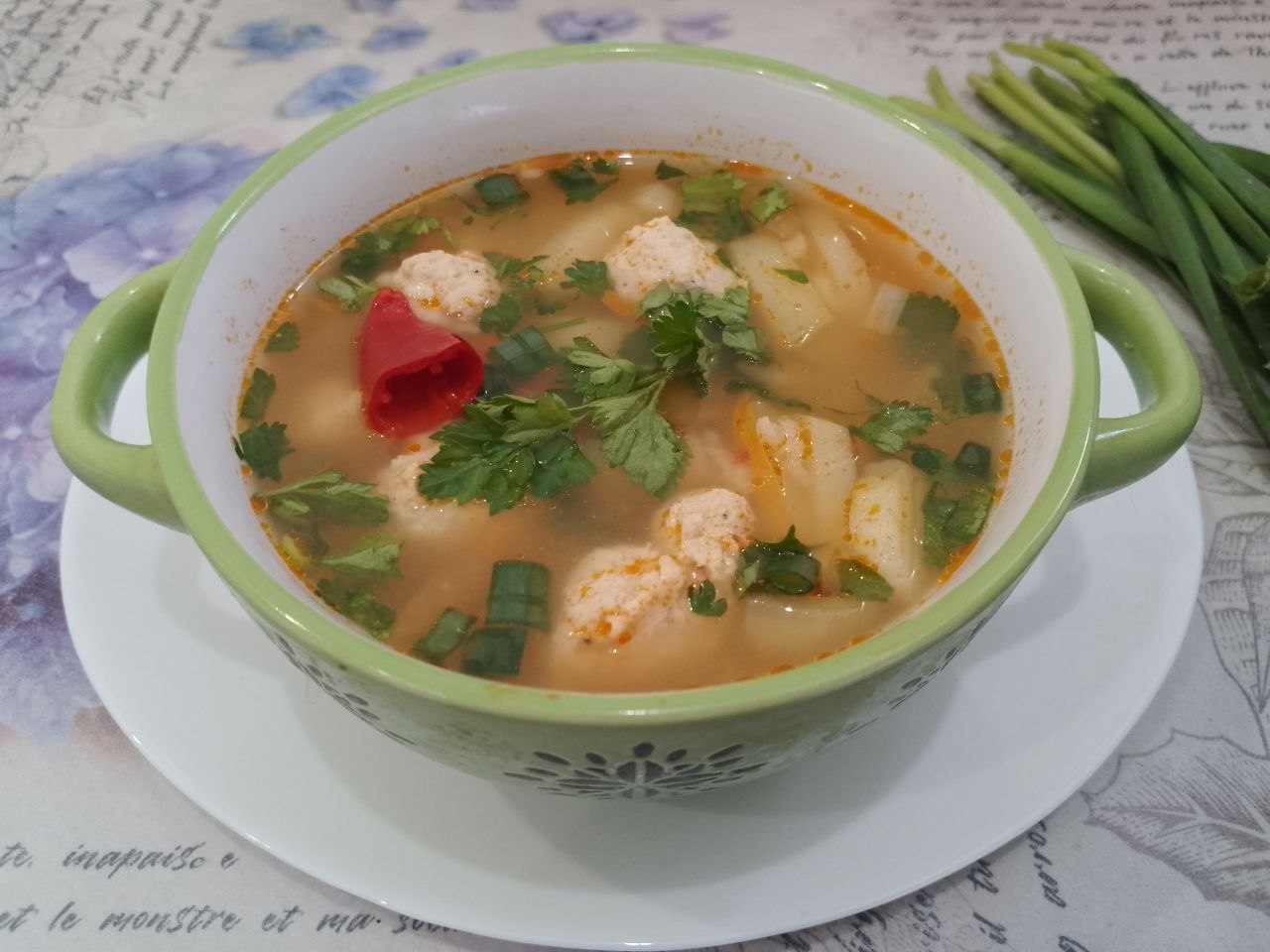 Рисовый суп с фрикадельками и помидорами — питательное и сытное блюдо: Рис хорошо промываем и добавляем в суп.