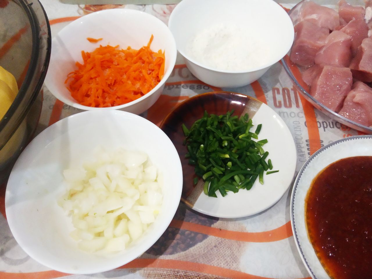 Картофель тушеный со свининой и овощами, сытный и аппетитный