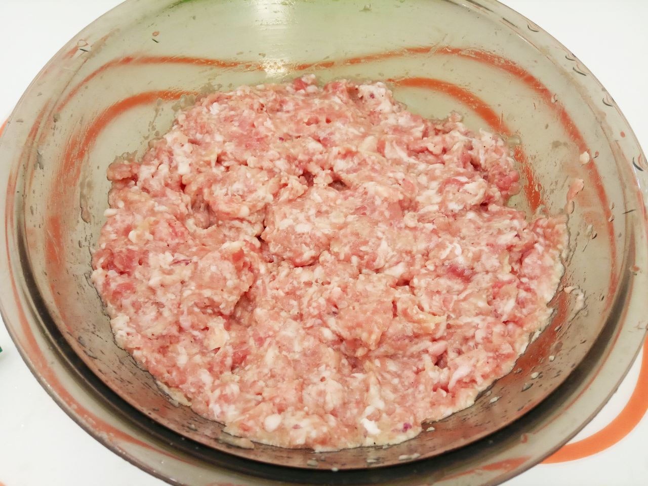 Мясной рулет с сыром в кляре, жареный на сковороде: Соединяем фарш, яйца, лук и чеснок, солим и перчим по вкусу. Массу тщательно размешиваем, слегка отбиваем.