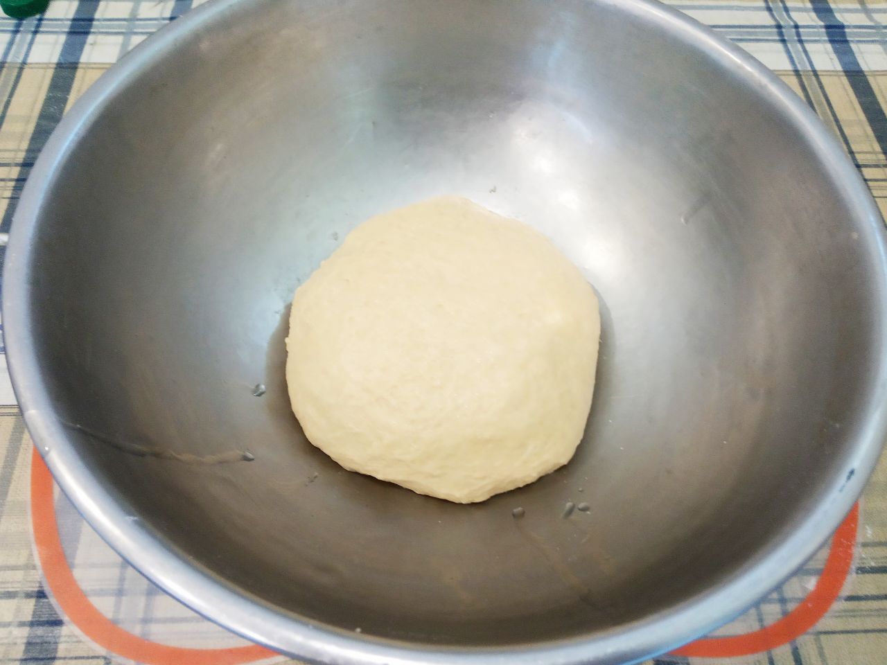 Воздушные и нежные булочки с заварным кремом и изюмом: Добавляем оставшуюся муку, замешиваем мягкое и нежное тесто.