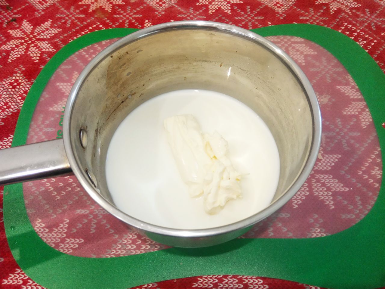 Шоколадный молочный пирог с клубникой: Молоко выливаем в сотейник, кладем сливочное масло и ставим на огонь.