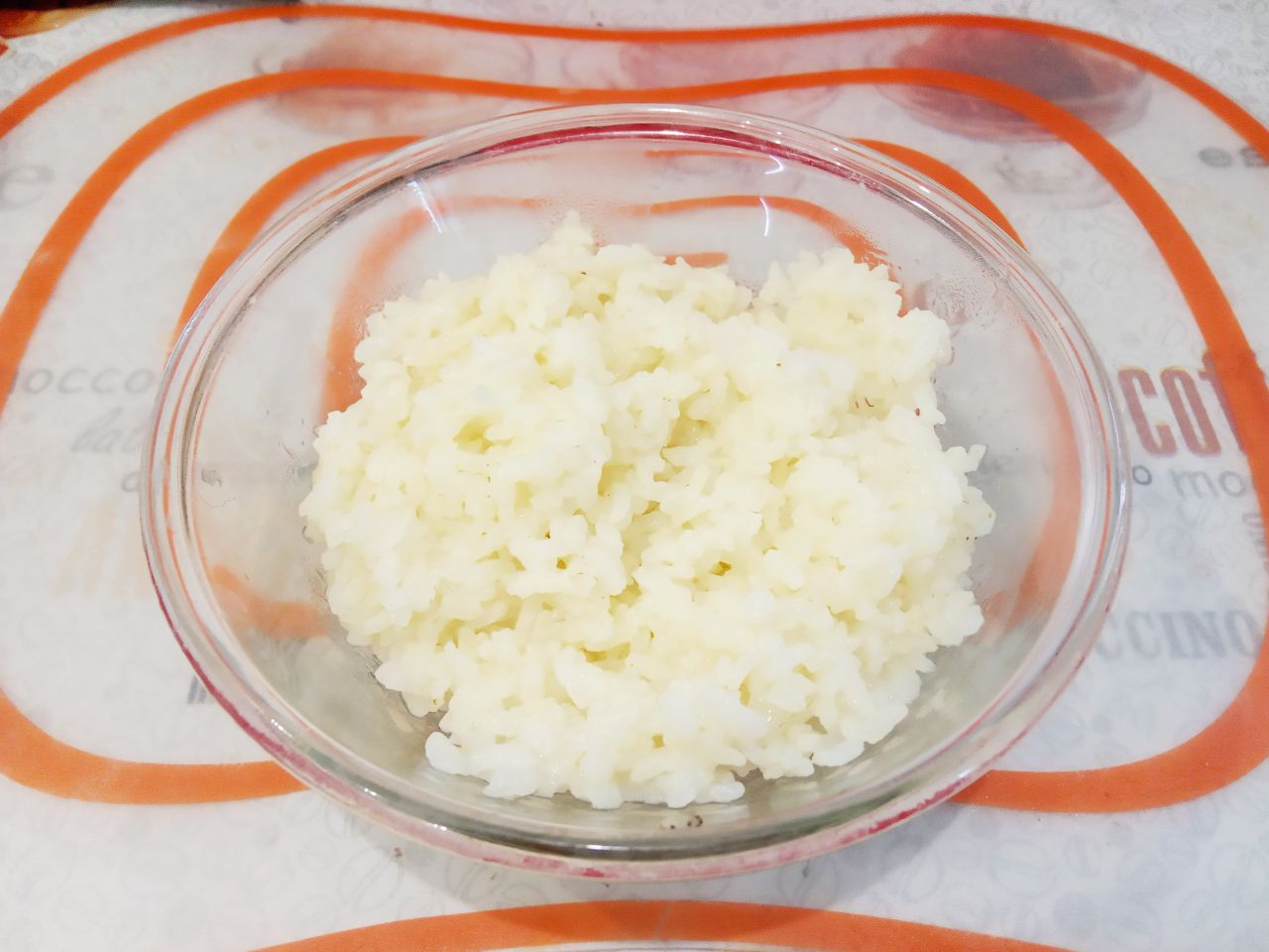 Голубцы из капусты и фарша, в кляре, жареные на сковороде, сытно и вкусно: Рис промываем, отвариваем до полу готовности и откидываем на дуршлаг.