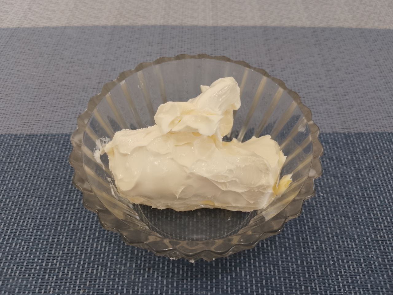 Домашнее печенье к чаю, мягкое и рассыпчатое: Мягкое сливочное масло добавляем в смесь и взбиваем.