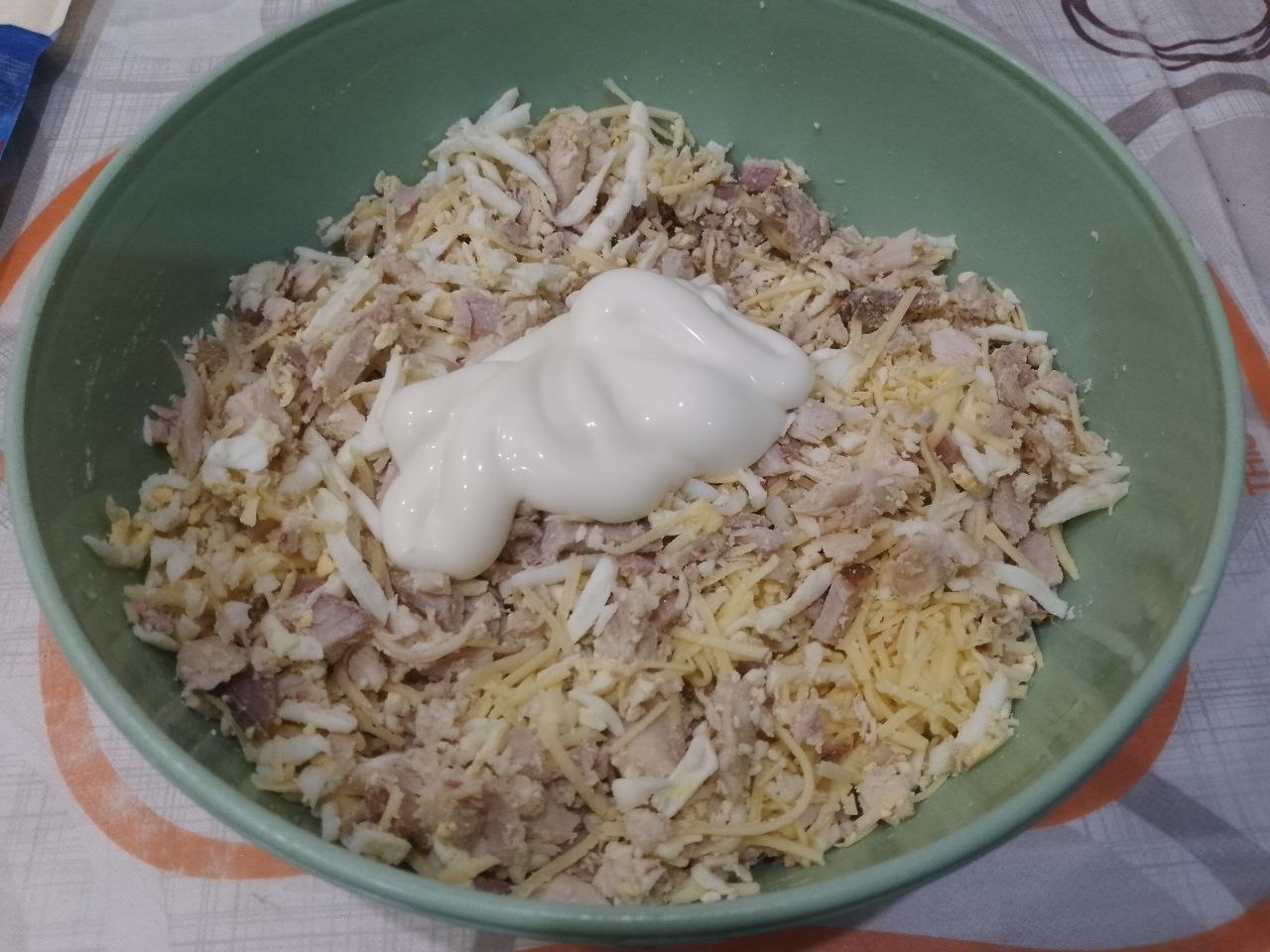 Лаваш с начинкой из мяса, яиц и моркови: В чаше соединяем мясо, яйца, и тертый сыр, добавляем майонез и перемешиваем.