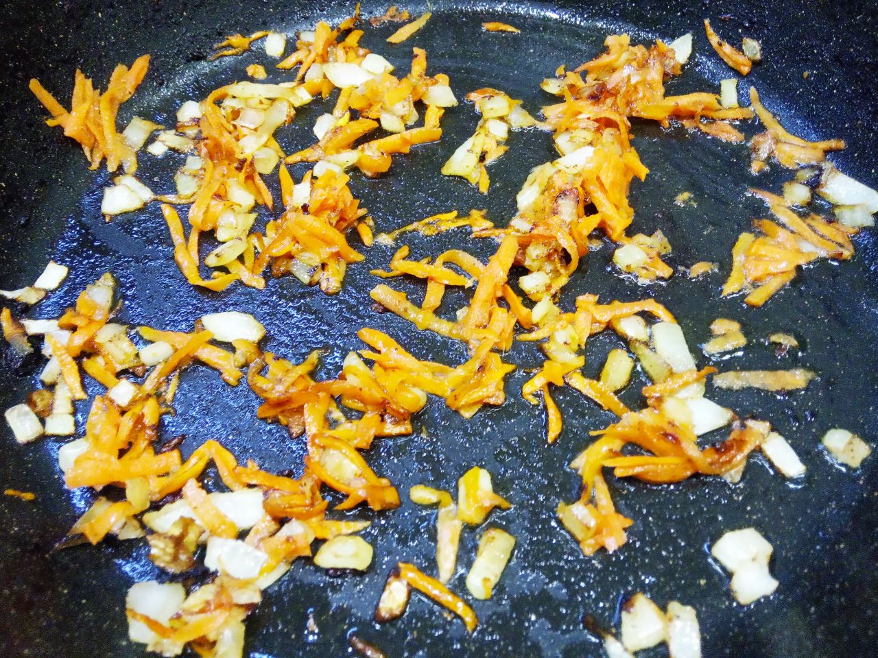 Макаронные гнёзда с мясом и сыром, в соусе: Добавляем морковь и обжариваем несколько минут.