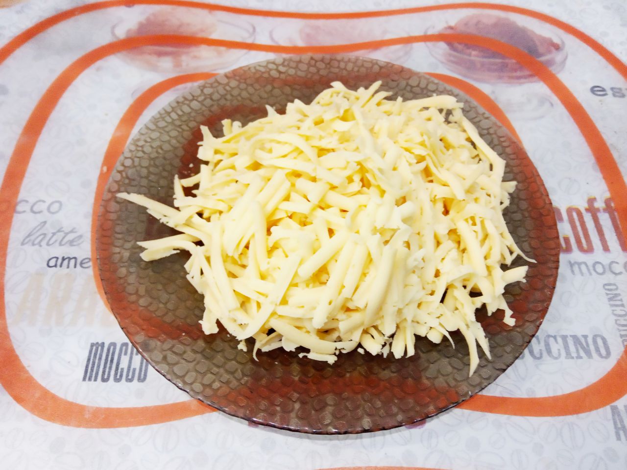 Картофель запеченный с сыром и сливочным маслом: Твердый сыр натираем на крупной терке.
