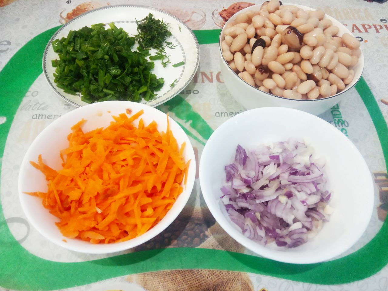 Простой рецепт салата из фасоли, лука и моркови