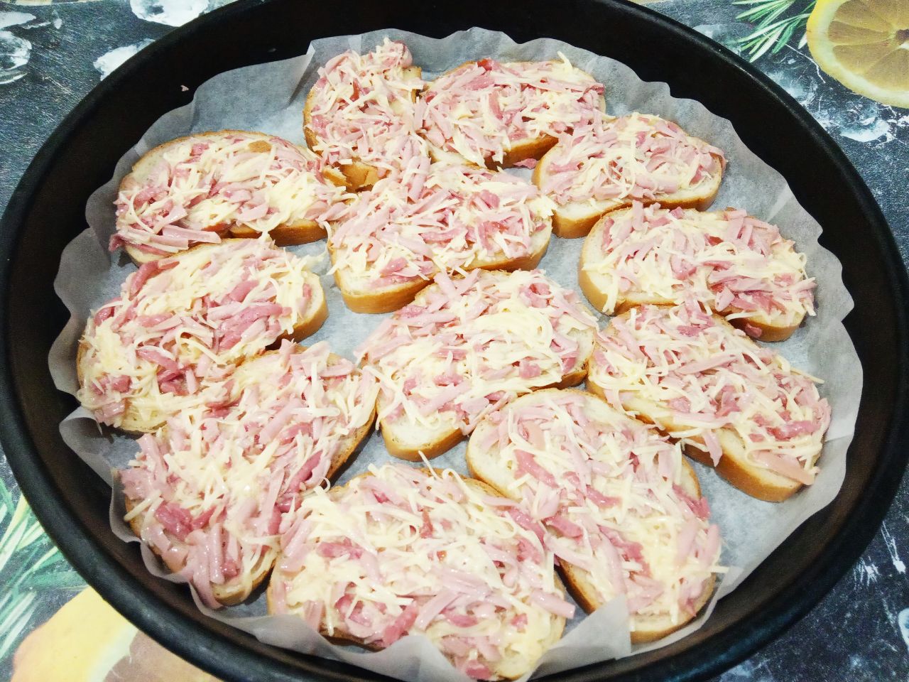 Горячие бутерброды на завтрак, просто и вкусно: Укладываем бутерброды на противень, посыпаем зеленым луком.
