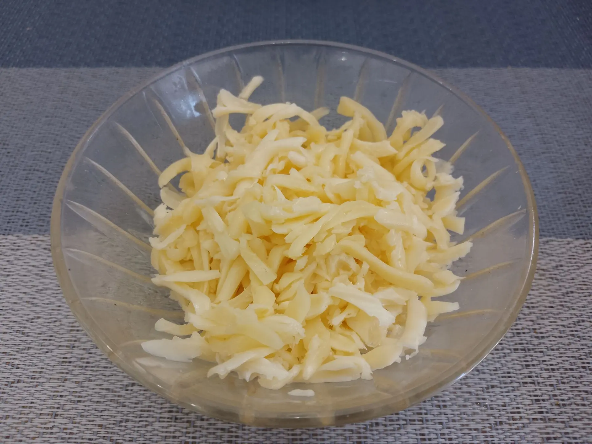 Баклажаны запеченные в духовке с фаршем, сыром и помидорами: натираем сыр на терке