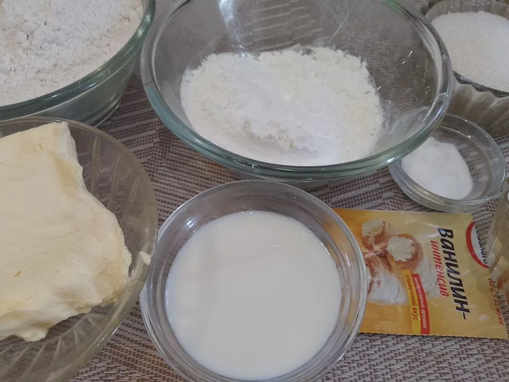 Песочное рассыпчатое печенье с замороженной вишней