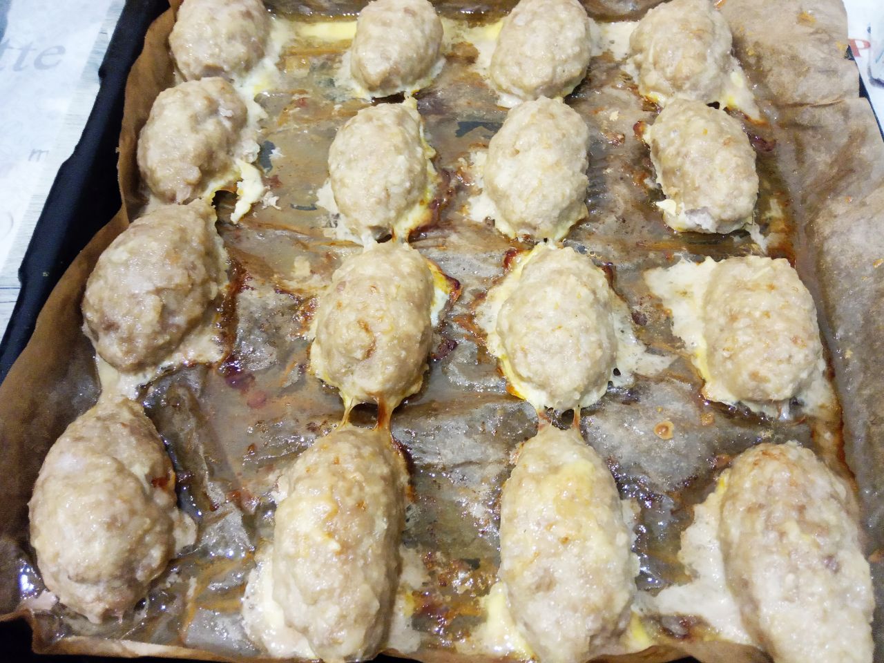 Мясные котлеты, запеченные в духовке, нежные и сочные: Духовку разогреваем до 180 С и ставим противень с котлетами. Запекаем котлеты до готовности 35-40 минут.