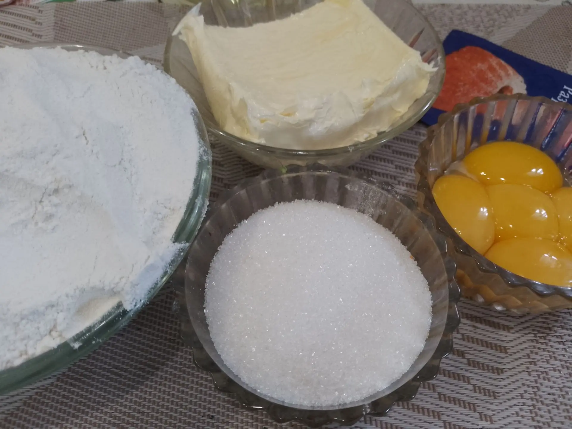 Песочный пирог с начинкой из творога, взбитых белков и ягод клубники