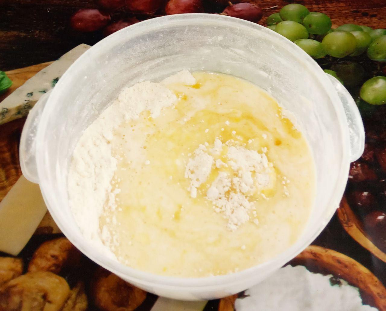 Печенье с творожной начинкой и яблоками: В мучную крошку добавляем желтково-сметанную массу и замешиваем нежное и мягкое тесто.