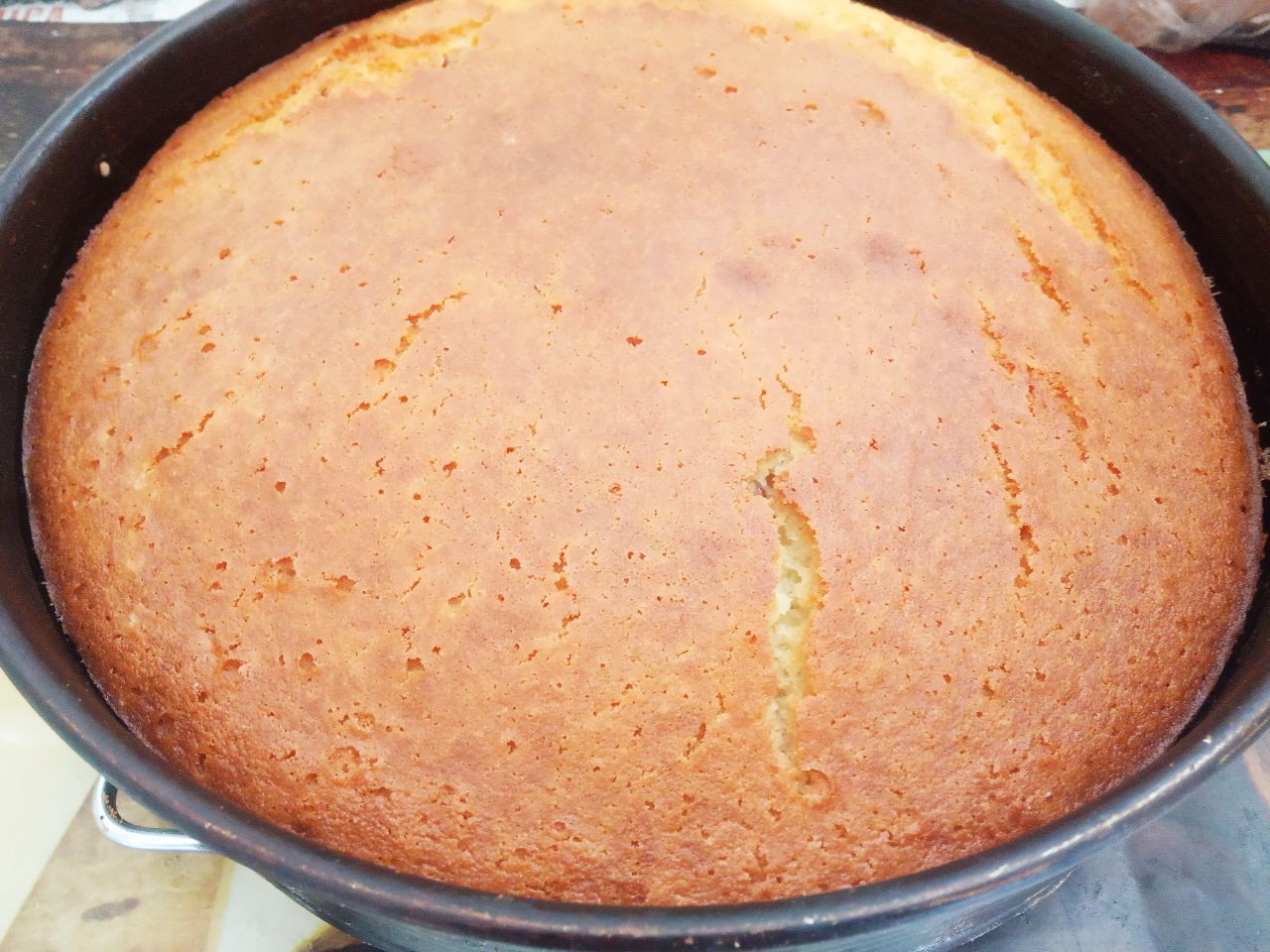 Пирог из манной крупы, изюма и муки, простой и вкусный: Испеченный пирог достаем из духовки и охлаждаем в форме.