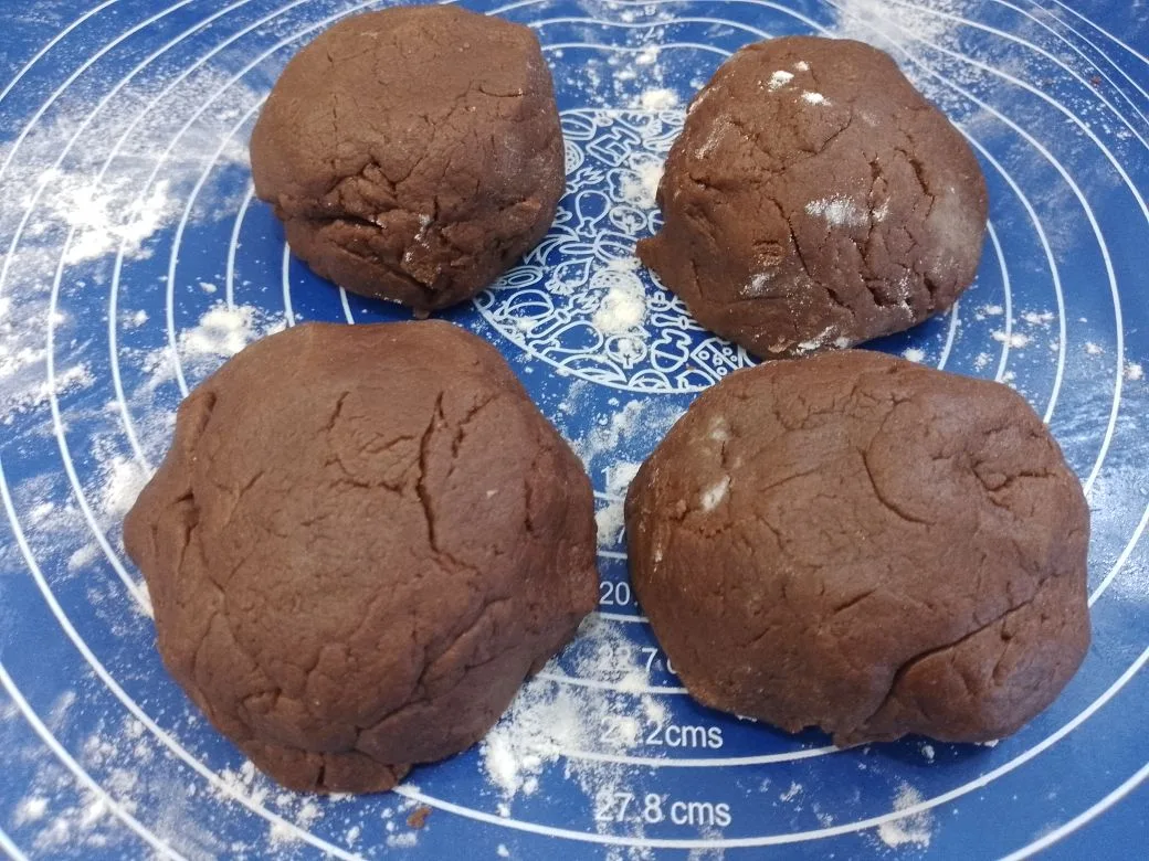 Шоколадное песочное печенье с кунжутом и кокосовой стружкой: Тесто разделяем на четыре части.