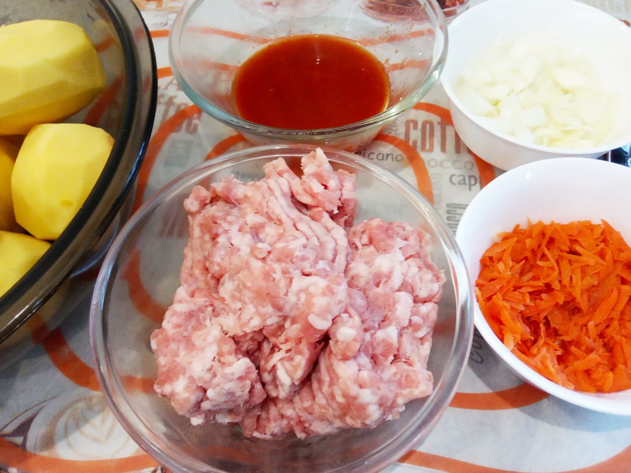 Картофель тушеный и фаршированный мясным фаршем