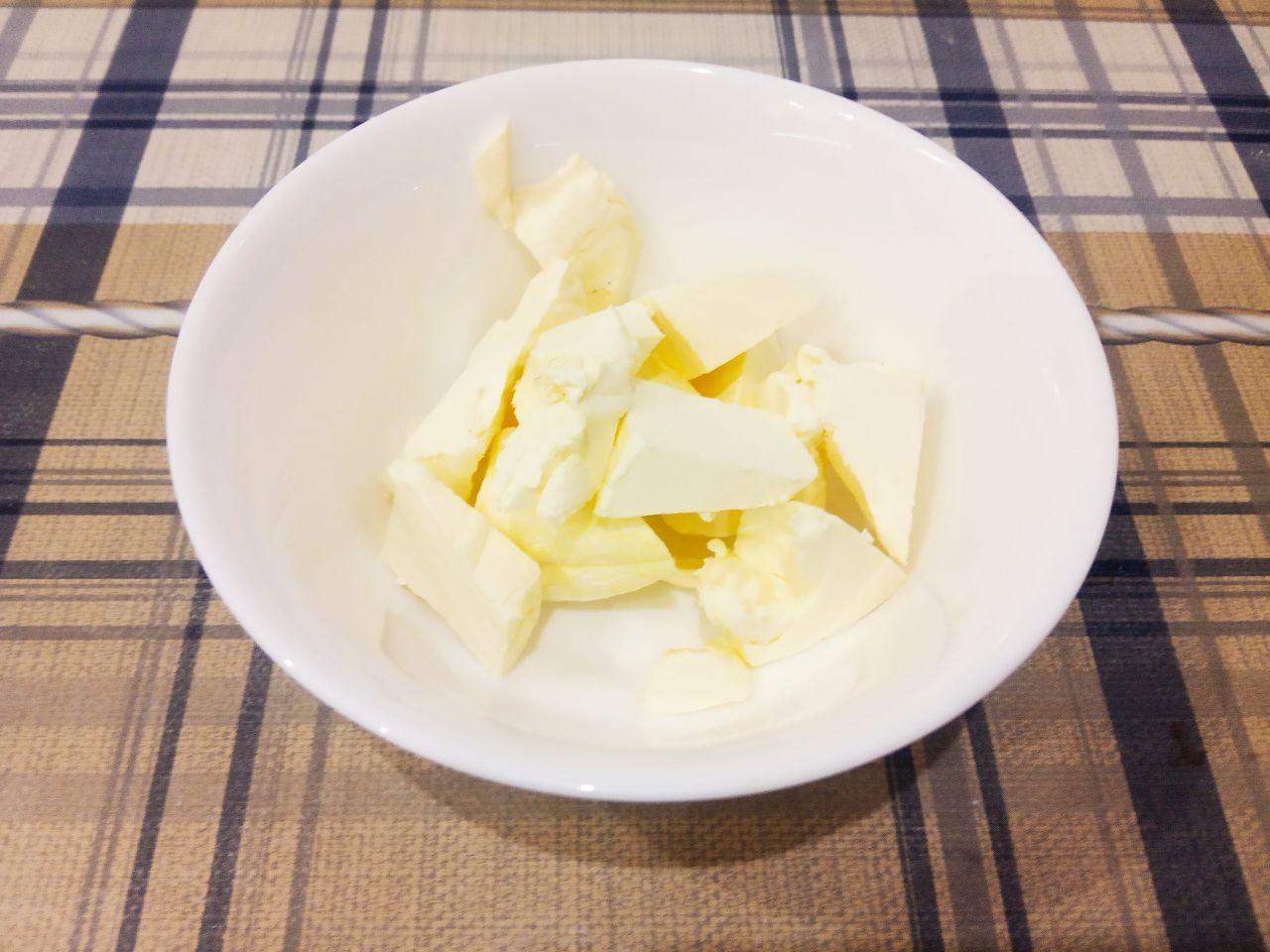 Пицца домашняя, просто, быстро и вкусно: Кладем измельченное сливочное масло, размешиваем.