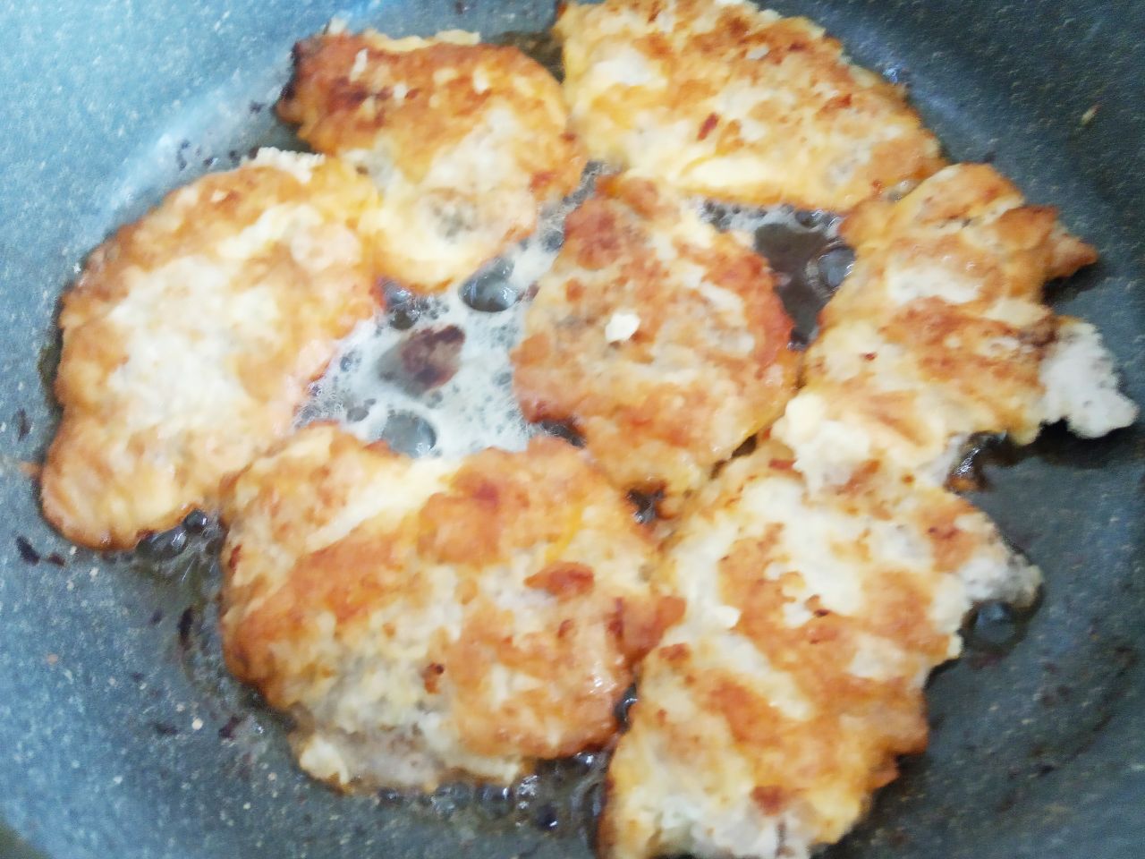 Отбивные  из свинины в кляре из яиц и сыра, вкусные и сытные: Укладываем отбивные на сковороду, накрываем крышкой и обжариваем на слабом огне до готовности.