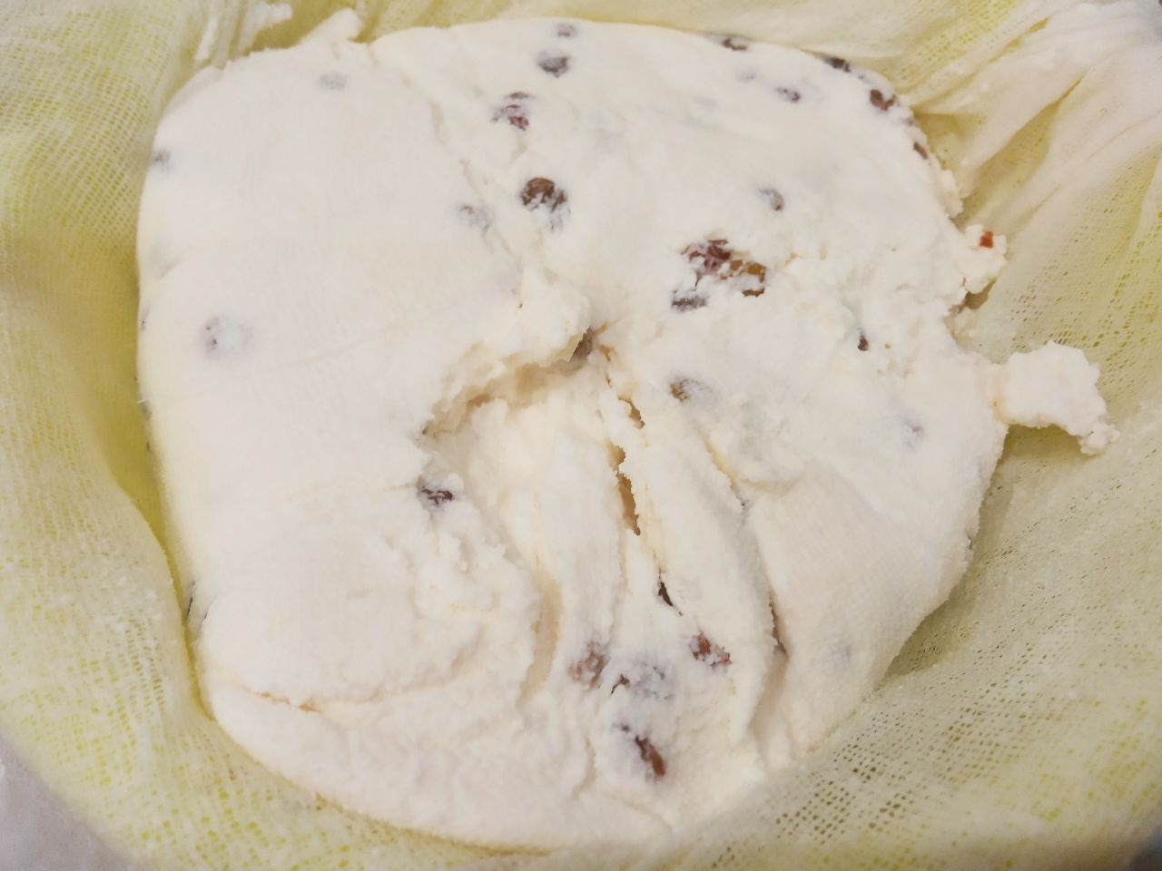 Десерт из творога и изюма, просто и вкусно: Творожную массу закрываем плотно марлей и кладем пресс.