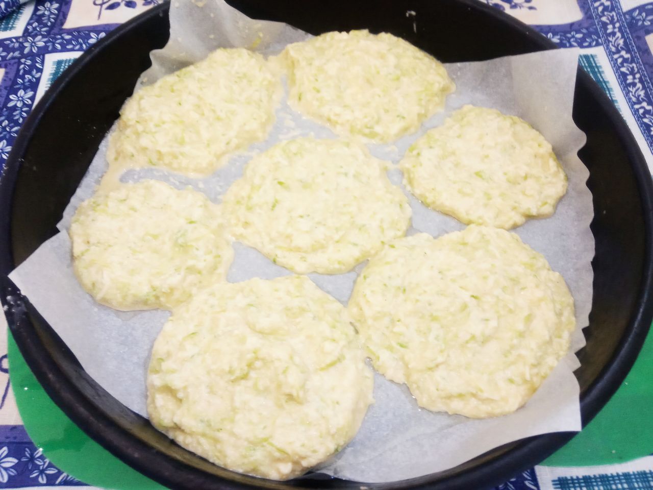 Кабачковые лепешки с сыром и манной крупой запеченные в духовке: Формируем лепешки и укладываем на противень.