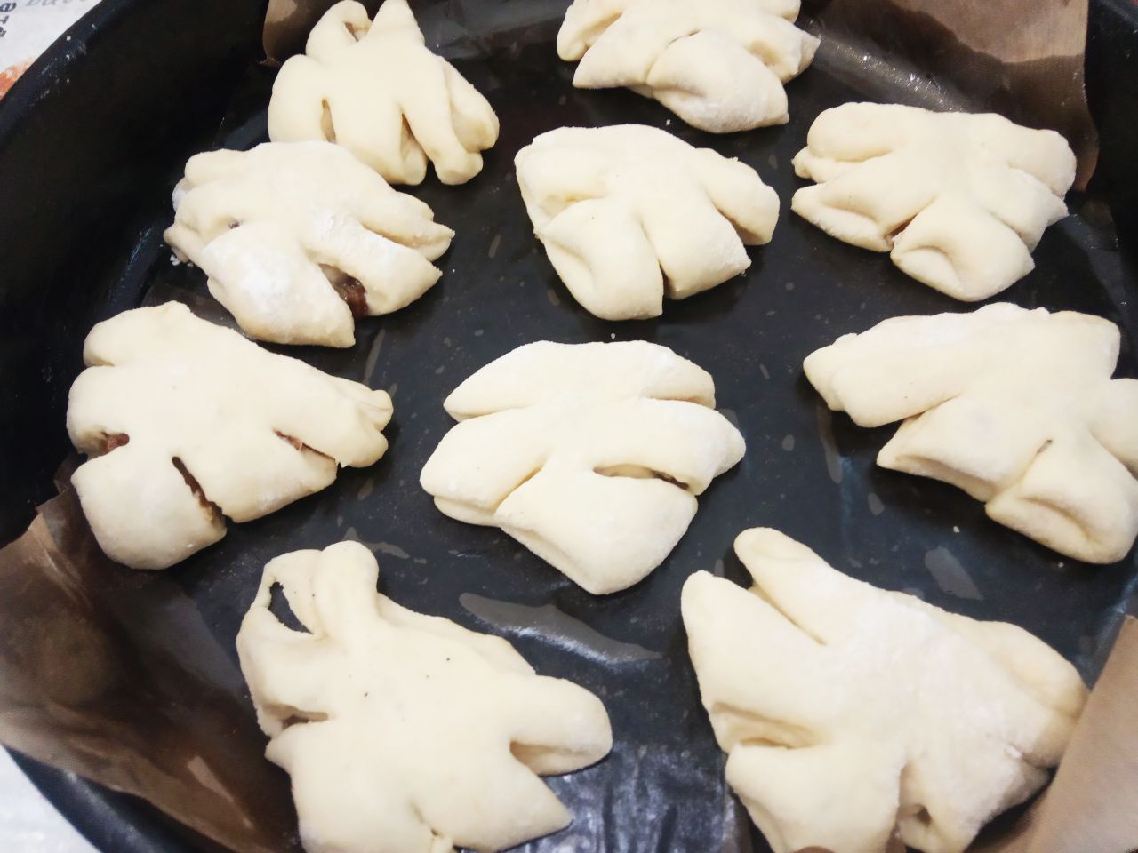 Воздушные и мягкие булочки, на сметане, с изюмом и корицей: Булочки укладываем на противень застланный пергаментом.