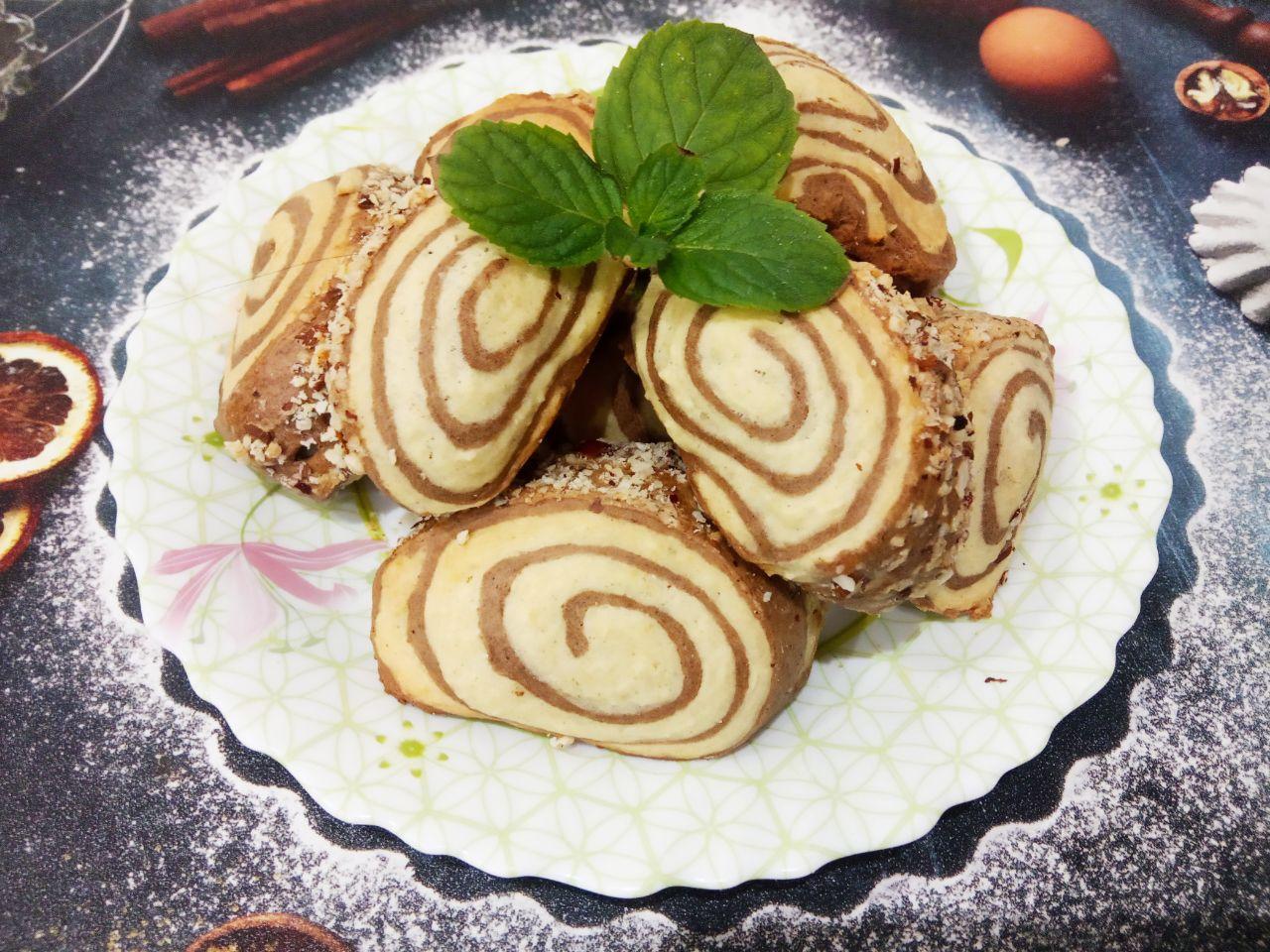 Печенье рулетики к чаю, вкусно и просто: Охлажденное печенье выкладываем на поднос и подаем к чаю.