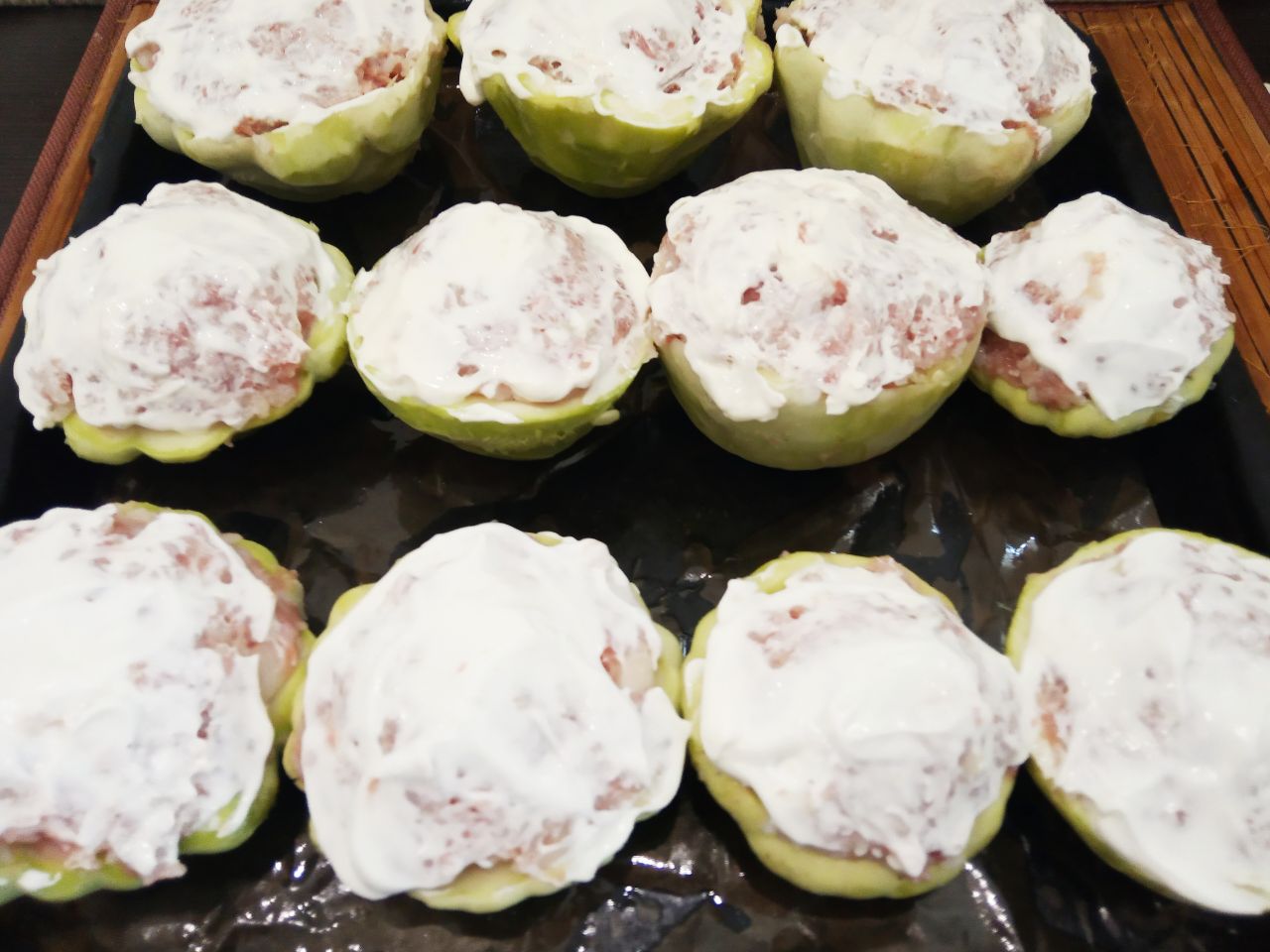 Патиссоны запеченные с фаршем, рисом и сыром: Сверху патиссоны с начинкой смазываем сметаной или майонезом, я смазывала сметаной.