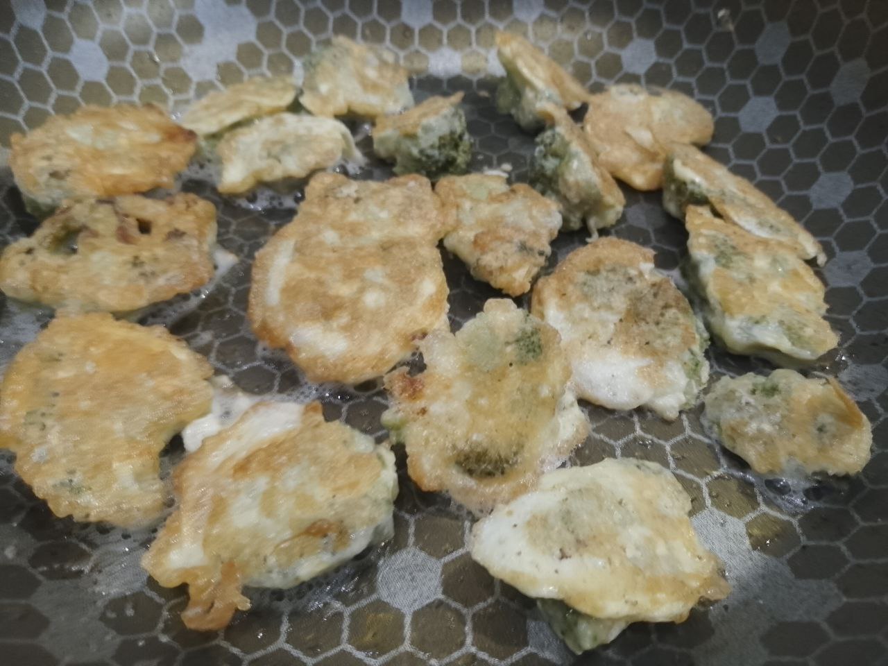 Капуста брокколи жареная в кляре из яиц, просто и вкусно: Переворачиваем капусту на другую сторону и обжариваем до готовности.