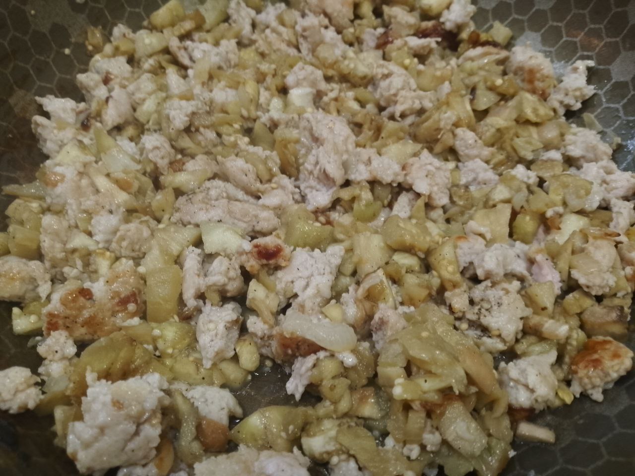 Баклажаны с мясной начинкой и сыром запеченные в духовке: Добавляем фарш и тщательно перемешиваем. Обжариваем около 15 минут, в конце обжаривания добавляем чеснок,