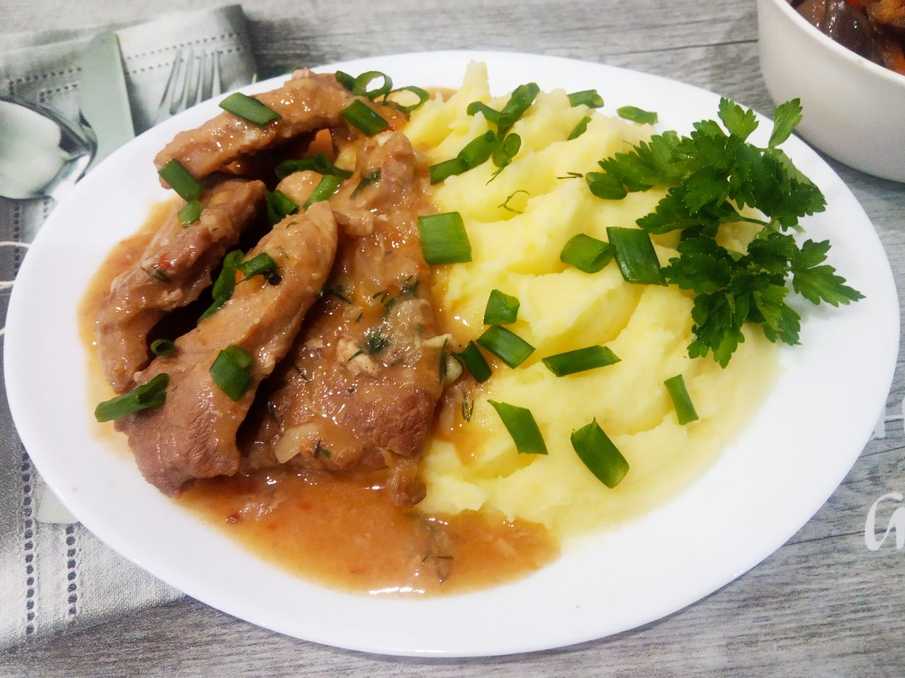 Мясо тушеное с луком и специями