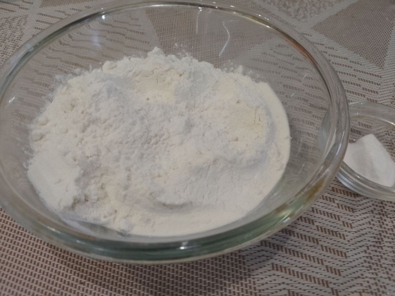 Печенье нежное и воздушное с вишней и кунжутом: Муку смешиваем с разрыхлителем для теста и просеиваем через сито.