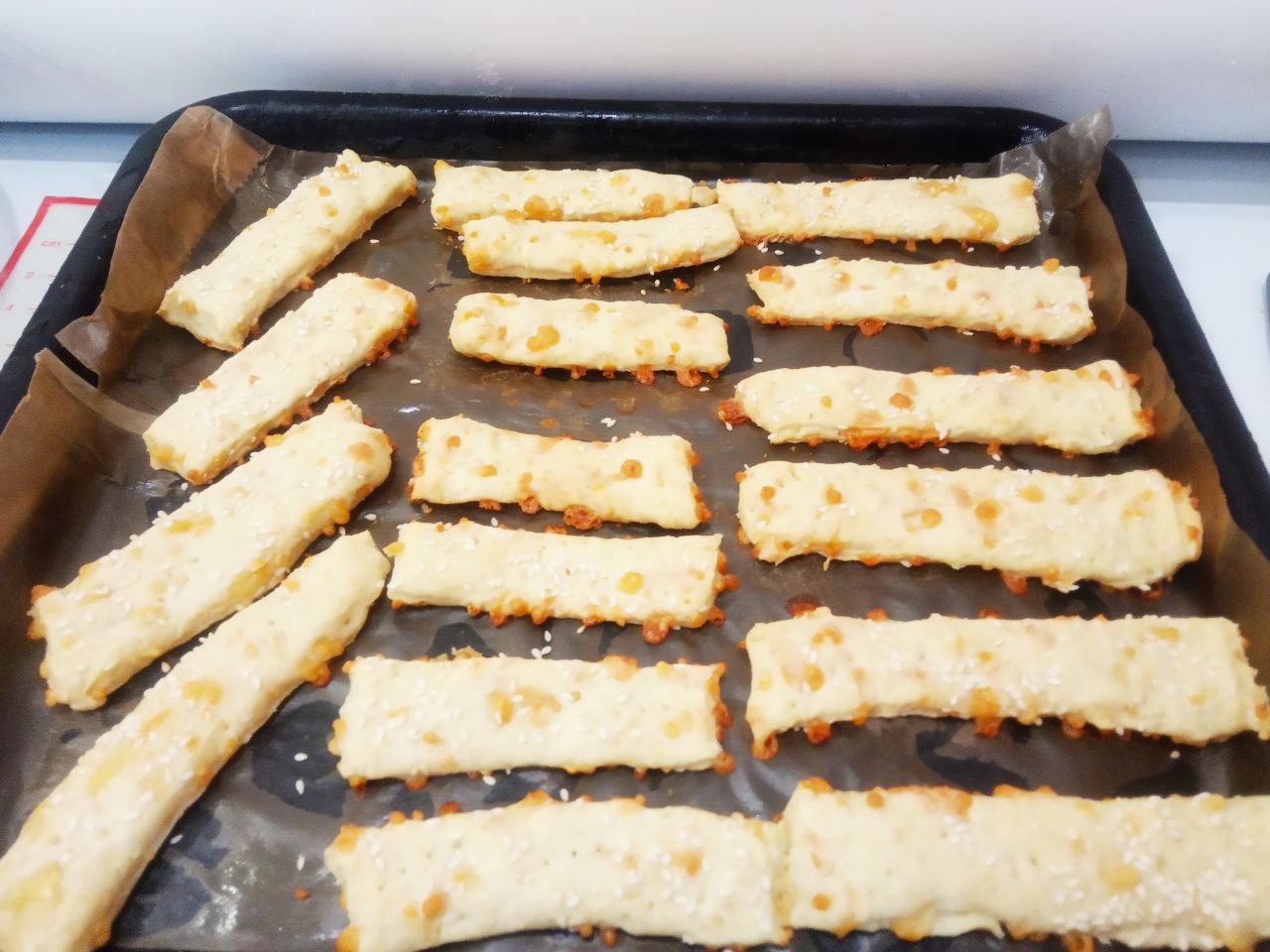 Соленое печенье с сыром, хрустящее и аппетитное: Духовку разогреваем до 190 С, ставим противень с печеньем для выпекания. Выпекаем печенье до светло желтого