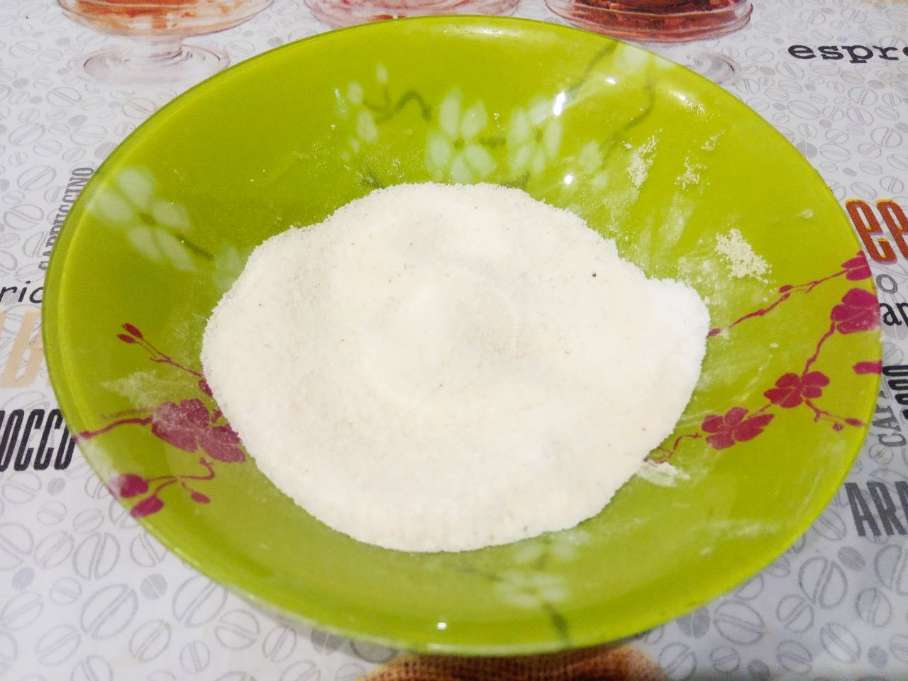 Домашнее печенье из манной крупы, просто и вкусно: Формуем шарики из манного теста, обваливаем в сахарной пудре с манной крупой и укладываем на противень.