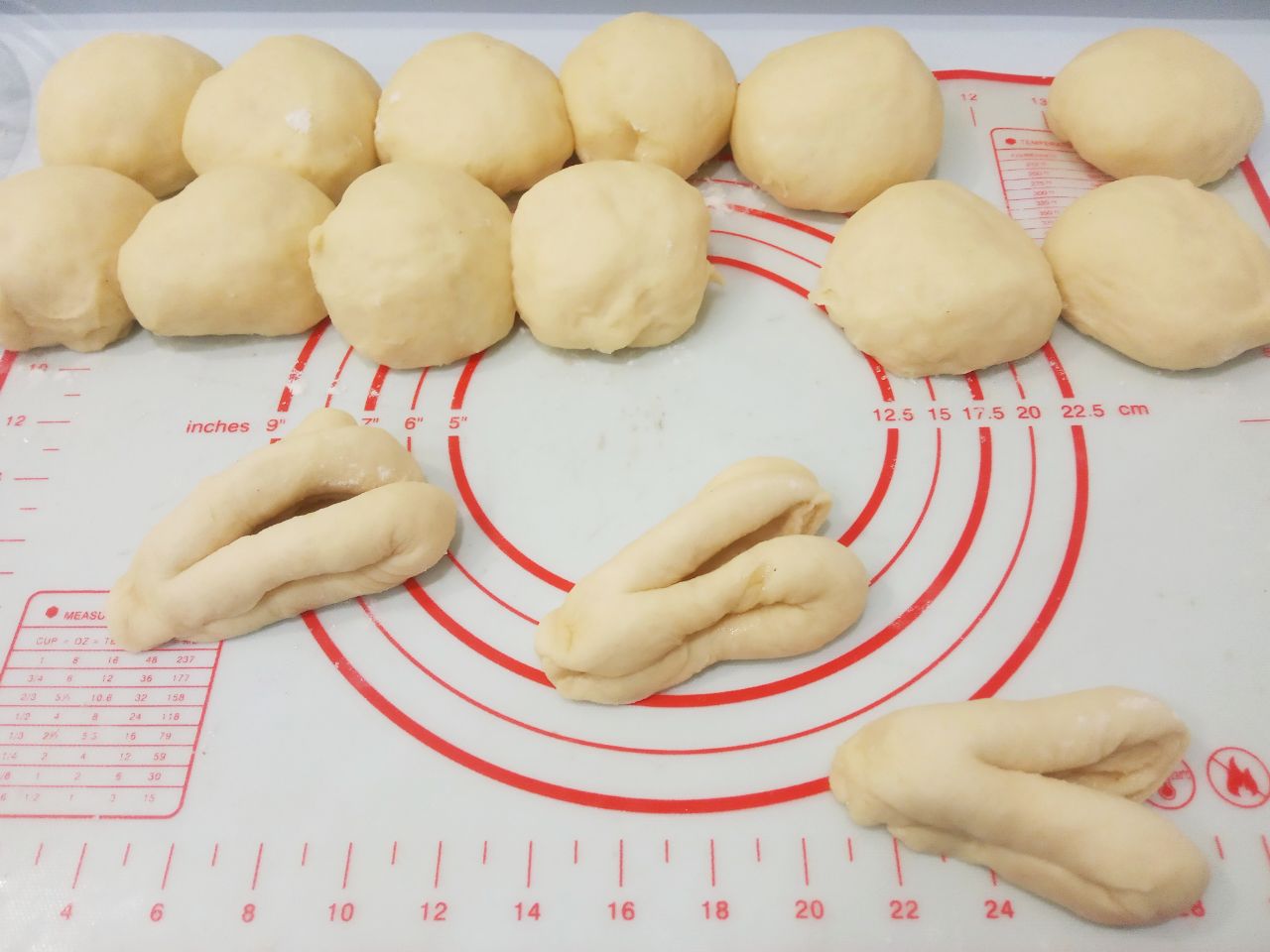 Сахарные булочки к чаю, просто и вкусно: Придерживая с неразрезанной стороны, разворачиваем как на фотографии и формируем булочку.