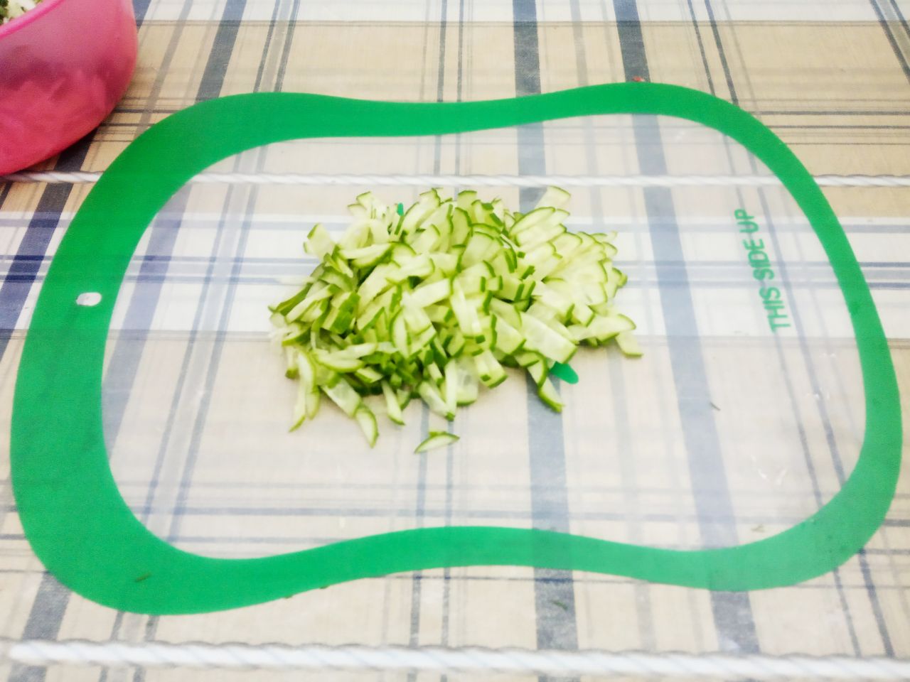 Простой рецепт салата с капустой, свежими овощами и зеленью: Огурец очищаем от плодоножек, промываем и нарезаем соломкой.