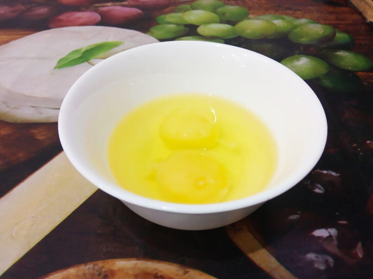 Вкусное шоколадное печенье с трещинками: Яйца взбиваем венчиком.