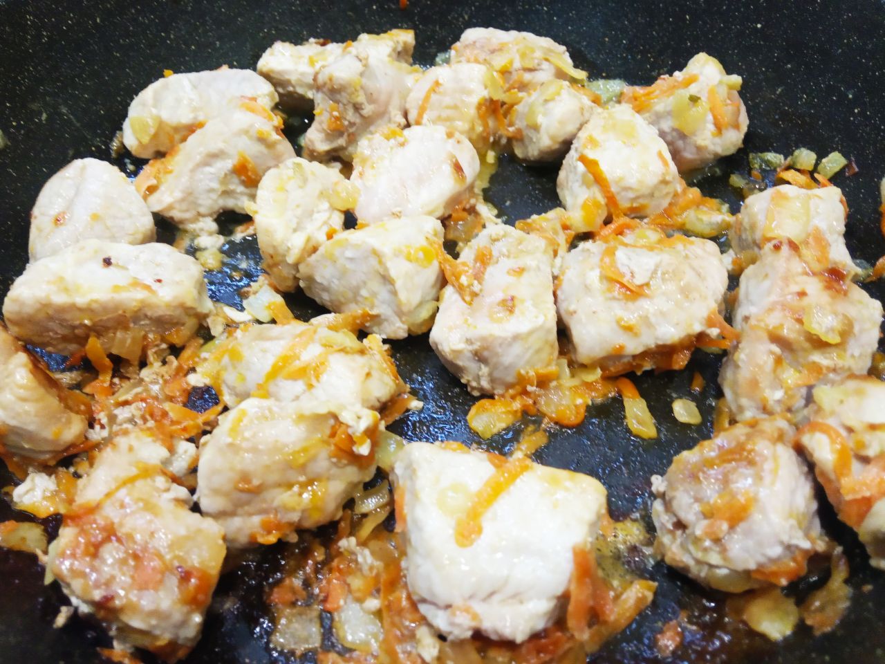 Картофель тушеный со свининой и овощами, сытный и аппетитный: Кладем приготовленные кусочки мяса и обжариваем.