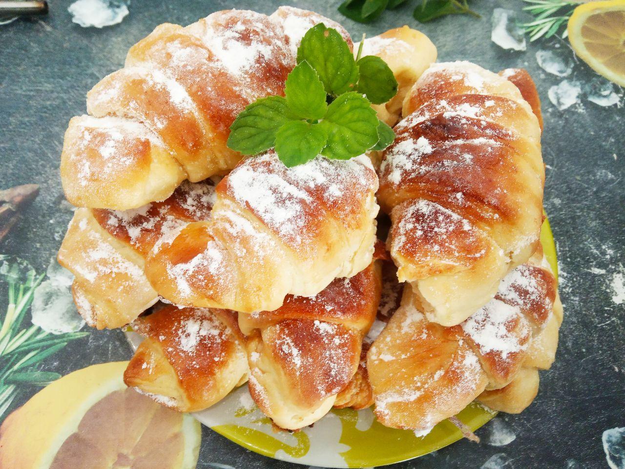 Круассаны с начинкой из заварного крема и джема