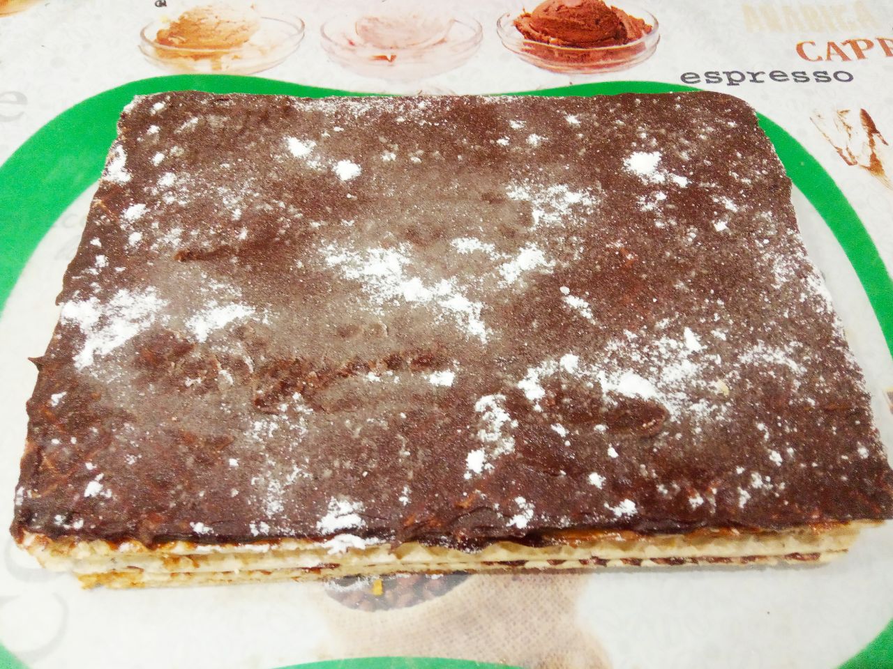 Вафельный торт с вареным сгущенным молоком, просто и вкусно: Покрываем верхний вафельный корж шоколадной глазурью немного теплой, она быстро застывает. Если застыла можно