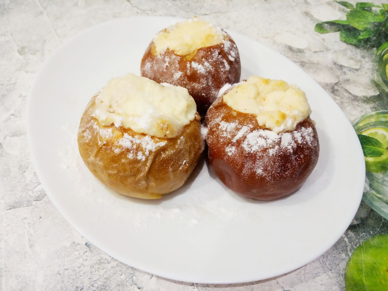 Вкусный десерт, запеченные яблоки с творогом и сливочным маслом