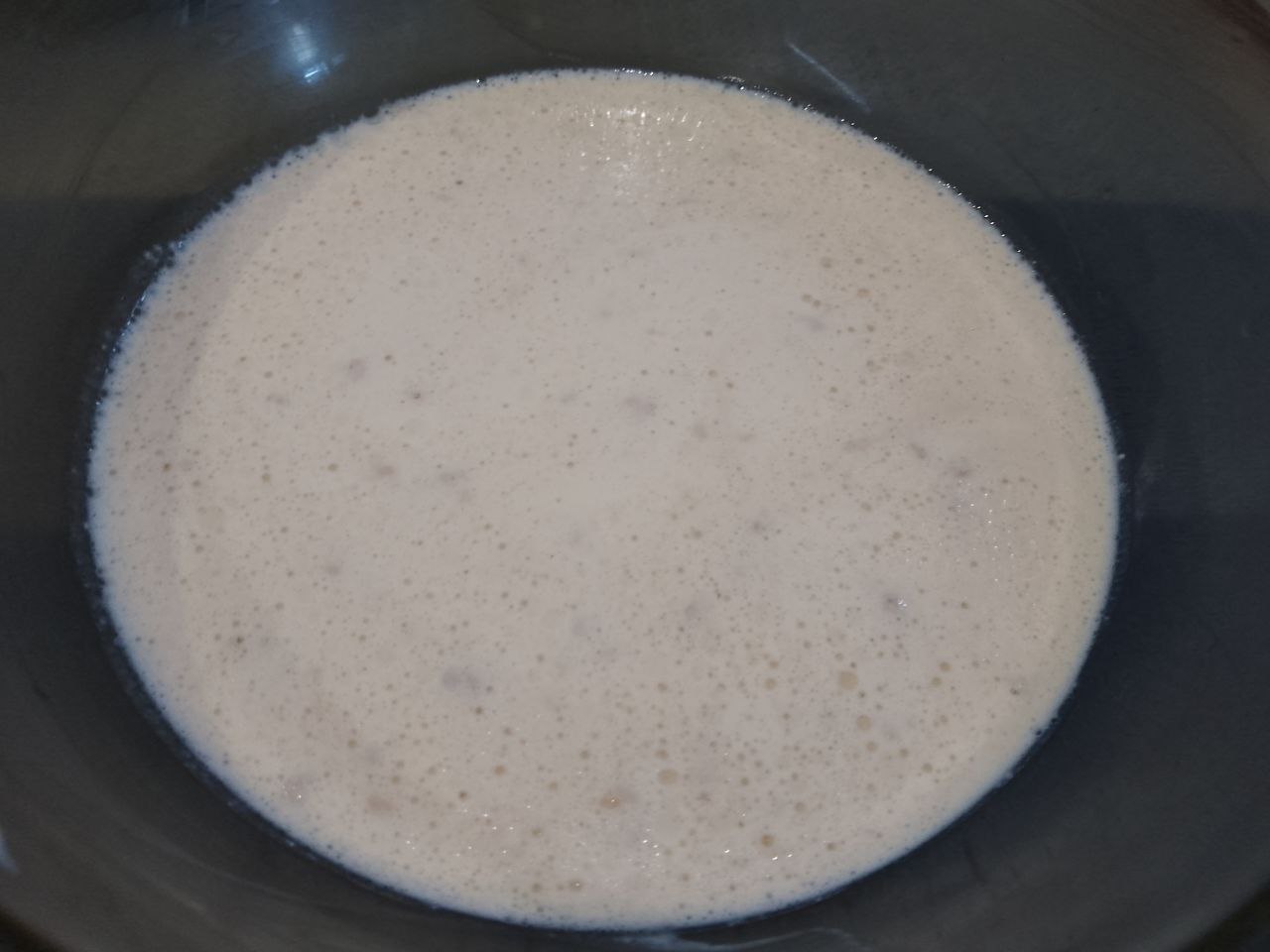 Булочки с начинкой из шоколадной крошки, воздушные и ароматные: Добавляем разведенные дрожжи и растительное масло, размешиваем.