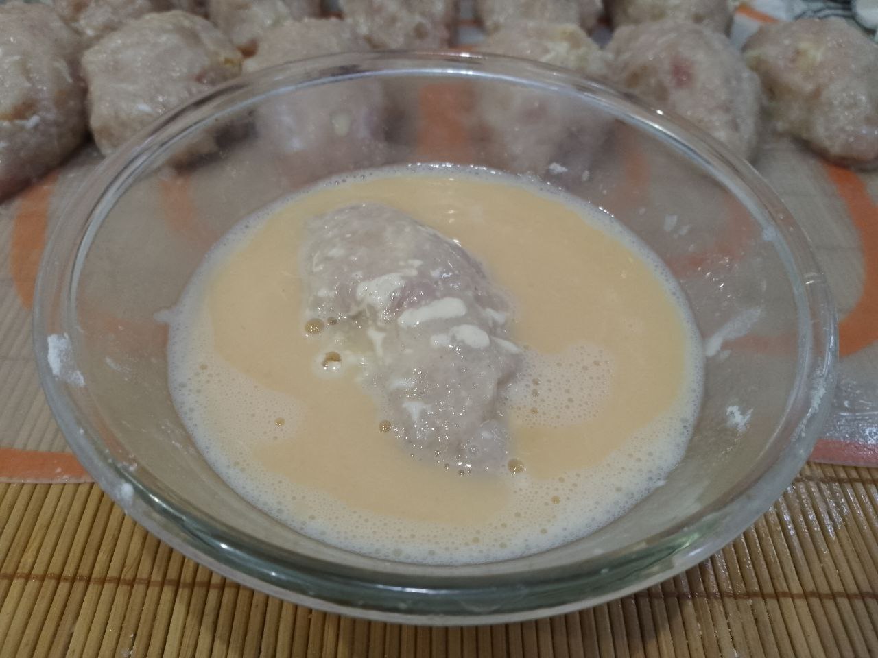Котлеты с начинкой из яиц и сыра, в кляре, вкусные и сытные: Взбиваем три яйца, солим по вкусу, затем окунаем котлеты в яичную смесь.