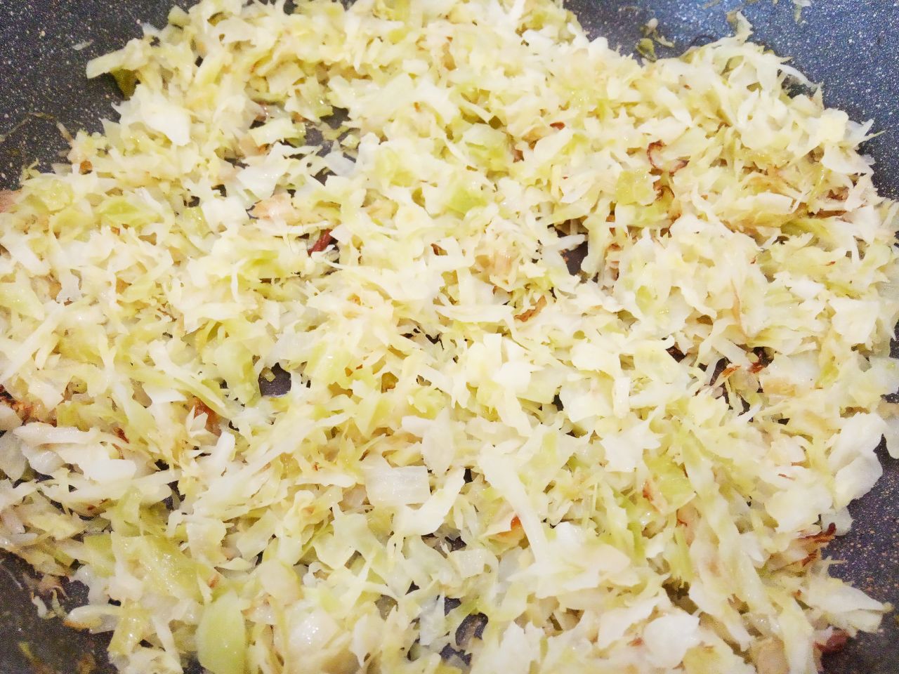 Ленивые голубцы, запеченные в духовке, вкусные и сытные: Разогреваем сковороду с растительным маслом, обжариваем лук до золотистого цвета и кладем мелко нашинкованную